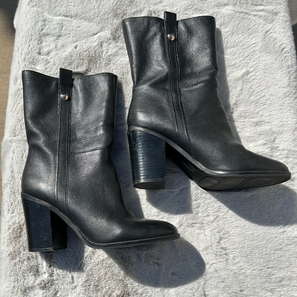 Nine West size 9.5 women’s black leather boots. *USED*